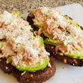 El cooksnap de Montse Casellas - Trasteamos en mi Cocina? cuando hizo Tostada de aguacate, tomate, atún y queso.