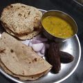 Jagmit Kochar का कुकस्नैप जब उन्होंने तड़का दाल भरवां करेले, रोटी और पापड़ के साथ बनाया था।