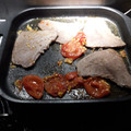 El cooksnap de consuelogt47 cuando hizo Filetes de ternera con tomates asados a lo provenzal, patatas al pimentón y salsa pesto.