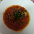 Cooksnap Zuliani Zakba semasa beliau membuat 🇸🇬 Sup Tulang Merah Singapore.