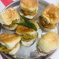 chaitali ghatak का कुकस्नैप जब उन्होंने मुंबई का प्रसिद्ध वड़ा पाव (mumbai ka prasidh vada pav recipe in Hindi) बनाया था।