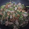 健康小廚臉 的 韭菜洋蔥炒豬肉 cooksnap
