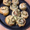 il Paola Castelli quando ha preparato Rose di pasta sfoglia con zucchine, porri, prosciutto e taleggio
