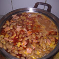 El cooksnap de Isra Mondragon cuando hizo Frijoles con salchicha, chorizo y cebolla con cerveza a la mexicana.