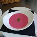 El cooksnap de Maru Garcia cuando hizo Crema fría de remolacha y kefir (o yogur) a la hierbabuena, con sal de jamón y tejas de queso.