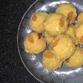 Roopa vadhwan का कुकस्नैप जब उन्होंने आटा,गोंद ड्राई फ्रूटस लडडू (Aata gond dry fruits laddu recipe in hindi) बनाया था।