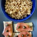 El cooksnap de Mabi cuando hizo Noodles picantes con tosta de salmón y alcaparras.