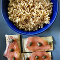 El cooksnap de Mabi cuando hizo Noodles picantes con tosta de salmón y alcaparras.