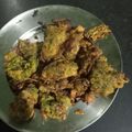 Reena Yadav का कुकस्नैप जब उन्होंने प्याज़ धनिया पकौड़ा (pyaz dhaniya pakoda recipe in Hindi) बनाया था।