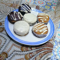El cooksnap de Dahyana Garcia Rojas cuando hizo Alfajores de chocolate bañados de chocolate blanco y negro.