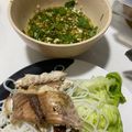 Cooksnap Ruth semasa beliau membuat Talapia Miang Pla Pao Dengan Sos Merah Dan Sos Hijau.