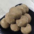Rekha Varsani का कुकस्नैप जब उन्होंने गोंड के लड्डू (gond ke ladoo recipe in Hindi) बनाया था।