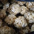 Bhavya food and snacks vlog का कुकस्नैप जब उन्होंने मुरमुरा लड्डू (murmura ladoo recipe in Hindi) बनाया था।
