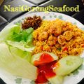 Cooksnap Zahrah Buang semasa beliau membuat Nasi goreng Seafood.