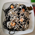 El cooksnap de Xuankr cuando hizo Espaguetis negros con gulas y gambas al ajillo.