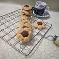 Monika gupta का कुकस्नैप जब उन्होंने चॉकलेट वनीला फ्लावर कुकीज़ (Chocolate vanilla flower cookies recipe in Hindi) बनाया था।