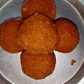Puja Shrivastava का कुकस्नैप जब उन्होंने ब्रेड के कटे हुए किनारे से बने लड्डू(bread ke kinare se bne laddu recipe recipe in hindi) बनाया था।