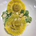 il Monica Baroni Chopin quando ha preparato Raviolo classico con zucca su crema di cavolfiore, zucchine e mandorle