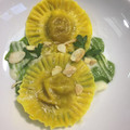 il Monica Baroni Chopin quando ha preparato Raviolo classico con zucca su crema di cavolfiore, zucchine e mandorle