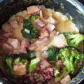El cooksnap de Bere nodlee cuando hizo Salchichas y chuleta en crema de chipotle con brócoli.