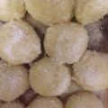 Cooksnap dari Ferdinna Christiya Ningroem untuk resep Coconut ladoo (manisan india) bahan simpel