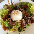 El cooksnap de Ainoa Doñas cuando hizo Ensalada de rúcula y burrata con anchoas de Santoña, tomate seco y piñones, sobre pesto de perejil.
