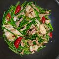 Chi-Gon Tsai 的 韭菜花肉絲炒透抽(簡單料理) cooksnap