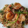 รูป Cooksnap ของ Kasinee Buchachart เมื่อเขาทำ เส้นหมี่ข้าวกล้องผัดกระเฉด กุ้งสด