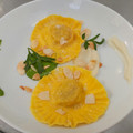 il Marzia Giustiniani quando ha preparato Raviolo classico con zucca su crema di cavolfiore, zucchine e mandorle