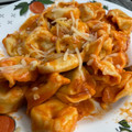 El cooksnap de Jara Herrera cuando hizo Tortellini de carne con Chorizo y salchicha con salsa tomate.