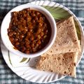 Harsha Solanki का कुकस्नैप जब उन्होंने देसी काले चने की सब्जी कुलचा (Desi kale chane ki sabzi kulcha recipe in hindi) बनाया था।