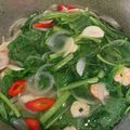 Cooksnap Rohani Md. Isa semasa beliau membuat Sayur bening petola.