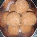Vivank tyagi का कुकस्नैप जब उन्होंने आटा लड्डू (atta ladoo recipe in Hindi) बनाया था।