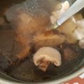 Ruby Wang 的 剝皮辣椒香菇雞湯 cooksnap