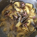 El cooksnap de Alvaro cuando hizo Tortellinis de carne a la carbonara con champiñones.