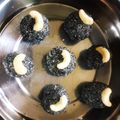 Kavita Jain का कुकस्नैप जब उन्होंने काले तिल के लड्डू (Kale til ke laddu recipe in hindi) बनाया था।