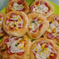 Cooksnap dari Nia Kurniawati untuk resep Pizza mini no telur,no susu,pakai terigu murah tapi empuk😍😍