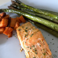 El cooksnap de macondiana03 cuando hizo Salmón al horno con espárragos verdes y boniato asado.