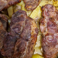 Cooksnap από Παρασκευή στη συνταγή Χοιρινές μπριζόλες λεμονάτες με πατάτες στο φούρνο