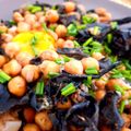 El cooksnap de danirimar1972 cuando hizo Garbanzos especiados con rebozuelos y trompetas de los muertos 🍄.
