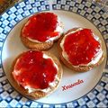Cooksnap από 𝒳𝓇𝓊𝓈𝑜𝓊𝓁𝒶 𝒦𝑜𝓃𝓉𝑜𝓅𝑜𝓊𝓁𝑜𝓊 στη συνταγή Πρωινό με τυρί κρέμα και μαρμελάδα φράουλας