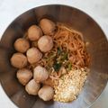 รูป Cooksnap ของ Amber Gallien เมื่อเขาทำ ก๋วยเตี๋ยวเส้นเล็กแห้งลูกชิ้นหมู