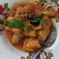 Cooksnap ohmydib semasa beliau membuat Ayam Phat Phet.