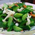麗麗 的 嫩炒雪白菇小黃瓜 cooksnap