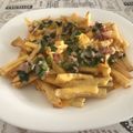 El cooksnap de Ale Espejo cuando hizo Papas fritas con salsa de cheddar, panceta y cebolla de verdeo.