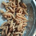 Saxena Arti का कुकस्नैप जब उन्होंने सूजी की मठरी (sooji ki mathri recipe in Hindi) बनाया था।