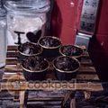 Cooksnap Aznie Khasri semasa beliau membuat Muffin Coklat Air fryer.