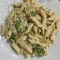 صورة من Sara Al Mashjari، شاركها بعد تجربة وصفة مكرونه بالدجاج والبروكلي 🥦🤍