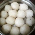 Nikita Singhal का कुकस्नैप जब उन्होंने कलरफुल कोकोनट लड्डू (Colourful coconut laddu recipe in Hindi) बनाया था।