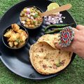 Seema Raghav का कुकस्नैप जब उन्होंने स्ट्रीट स्टाइल मटर कुलचा (Street style Matar kulcha recipe in Hindi) बनाया था।